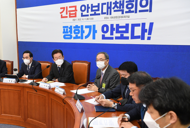 더불어민주당 이재명 대표가 11일 오전 국회에서 열린 긴급 안보대책회의에서 참석자의 발언을 경청하고 있다. 연합뉴스