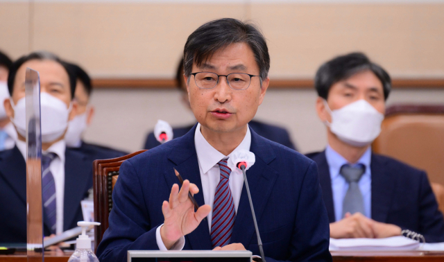 최재해 감사원장이 11일 국회 법제사법위원회에서 열린 감사원에 대한 국정감사에서 의원들의 질의에 답변하고 있다. 김종호 기자 kimjh@