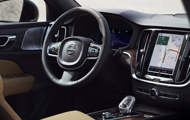 볼보자동차코리아가 전세계 볼보차 진출국에서 유일하게 지난 10년간 두 자릿수 판매 증가율을 기록하면서 글로벌 판매 10위 규모로 급성장했다. 지난주 미디어시승회를 치렀던 강원도 속초 롯데리조트 앞에 전시된 볼보차량들(위)과 ‘V60 CC’ 내부. 볼보차코리아 제공