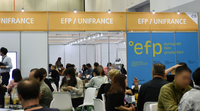 지난 9일 오후 ‘아시아콘텐츠＆필름마켓’을 찾은 영화·콘텐츠 사업 관계자들이 대화를 나누고 있다. 안지현 인턴기자