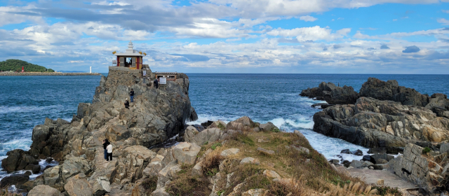 부산 기장군 오랑대공원의 ‘해광사 용왕단’ 풍경은 바라만 보고 있어도 힐링이 된다.