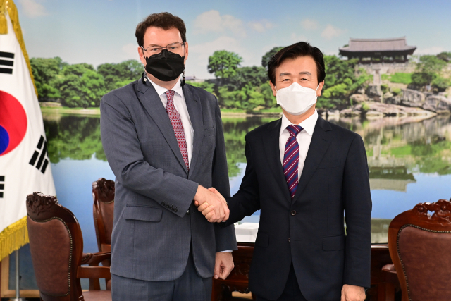 놀란 바크하우스 주 부산 미국영사가 지난 10일 경남 진주시를 방문, 조규일 시장과 간담회를 갖고, 진주성과 남강 등지 진주남강유등축제를 관람했다