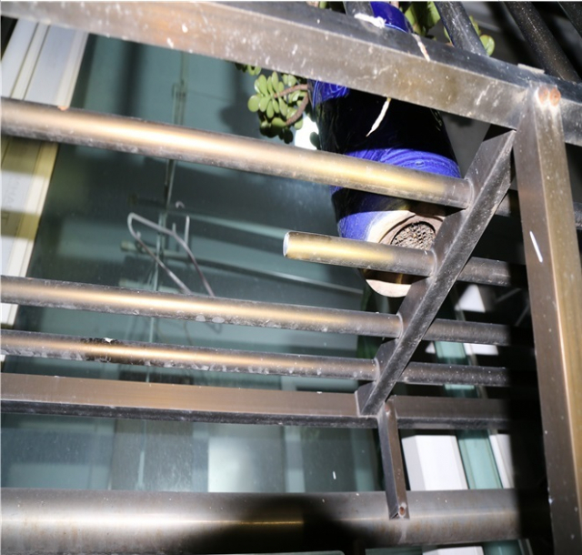 지난달 25일 오전 2시 10분께 부산 사상구의 한 아파트에 침입해 현금을 훔치려던 일당이 검찰에 넘겨졌다. 방범창이 절단된 모습. 부산경찰청 제공