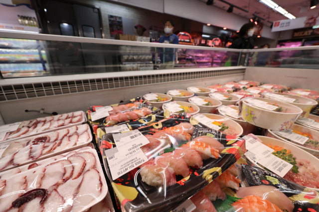 외식물가 상승률이 30년만에 최고치를 기록하면서 소비자들이 배달도 끊고 대형마트에서 초밥과 양장피 등 외식 메뉴를 찾고 있다. 연합뉴스