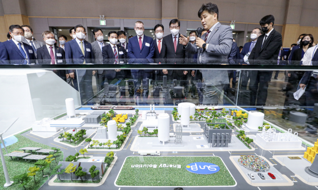 12일 부산 해운대구 벡스코 제1전시장에서 열린 '2022 국제그린해양플랜트 전시회'에 선보공업 부스를 찾은 박형준 부산시장 등 내외빈들이 폐기물 처리시설, 태양열 발전시설, 이산화탄소 저감시설, 친환경 수소생산시설 등을 모은 에너지 솔루션 시설 모형을 둘러보고 있다.