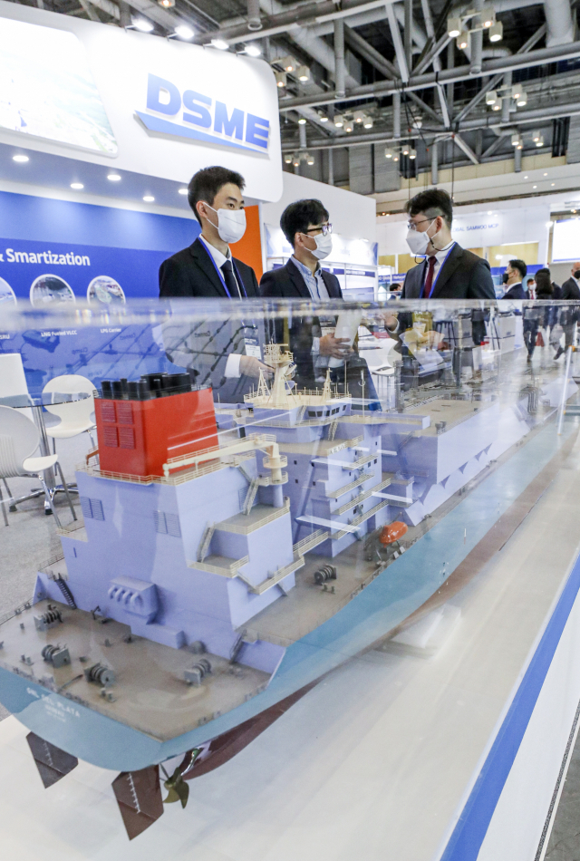 12일 부산 해운대구 벡스코 제1전시장에서 열린 '2022 국제그린해양플랜트 전시회'에 관람객들이 대우조선해양 부스를 살펴보고 있다.