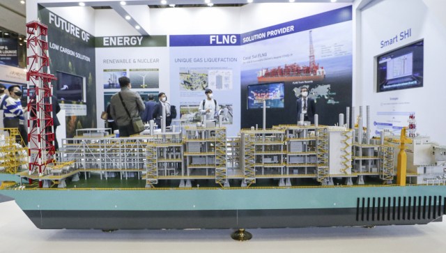 12일 부산 해운대구 벡스코 제1전시장에서 열린 '2022 국제그린해양플랜트 전시회' 삼성중공업 부스에 부유식 액화천연가스설비(FLNG) 모형이 전시돼 있다.