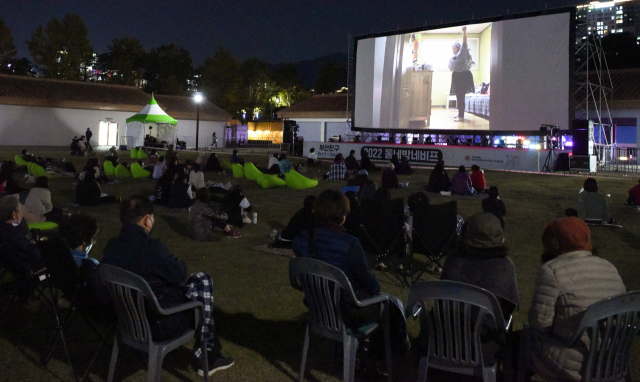 부산 부산진구 부산시민공원에서 11일 오후 열린 '동네방네 비프' 행사에서 시민들이 다큐 '니얼굴'을 감상하고 있다. 안지현 인턴기자