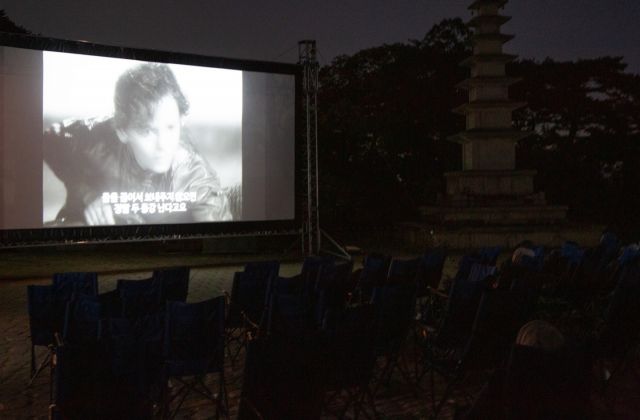 부산 금정구 범어사 옛 성보박물관 앞 주차장에서 11일 오후 영화 ‘굿바이 마이 라이프’가 상영되고 있다. 문경덕 인턴기자