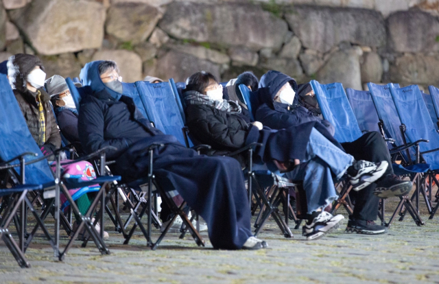 부산 금정구 범어사 옛 성보박물관 앞 주차장에서 11일 오후 영화 ‘굿바이 마이 라이프’가 상영되고 있다. 문경덕 인턴기자