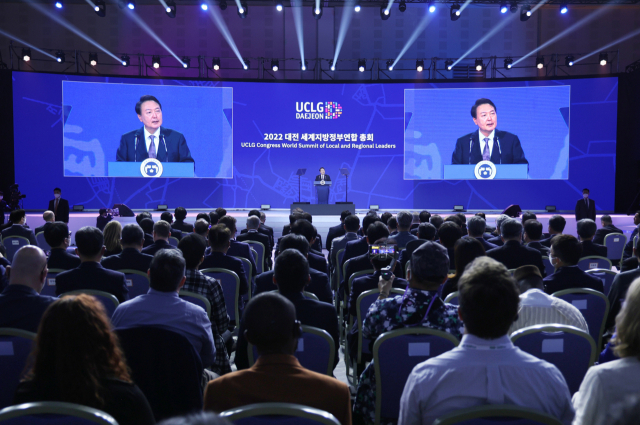 윤석열 대통령이 12일 오전 대전시 유성구 대전컨벤션센터에서 열린 세계지방정부연합(UCLG) 총회 개회식에서 축사를 하고 있다. 연합뉴스