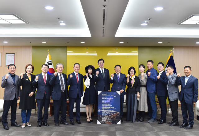 재부산강원도청장년회(회장 안정태)는 11일 부산 연제구 연산동 부산시청을 방문해 박형준 시장에게 ‘2030 부산 세계박람회(월드엑스포)’ 유치를 기원하는 문인선 경성대 시창작아카데미 교수 자작시를 시화 액자로 제작해 전달하고 엑스포 유치 성공을 응원했다.