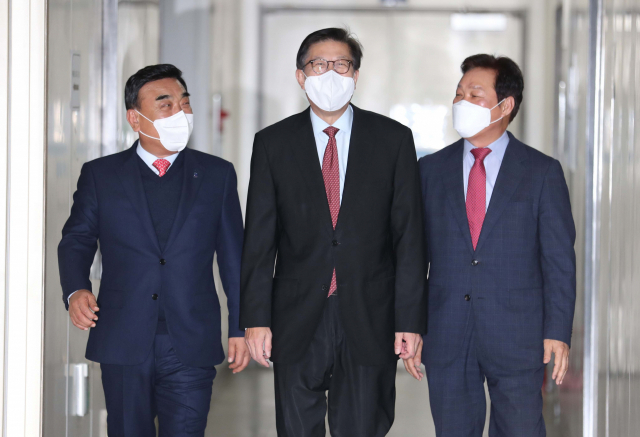 박형준 부산시장과 김두겸 울산시장, 박완수 경남도지사 지난 12일 오후 부산 연제구 부산시청에서 간담회. 강선배 기자 ksun@