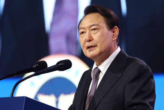 윤석열 대통령이 12일 오전 대전시 유성구 대전컨벤션센터에서 열린 세계지방정부연합(UCLG) 총회 개회식에서 축사를 하고 있다. 연합뉴스