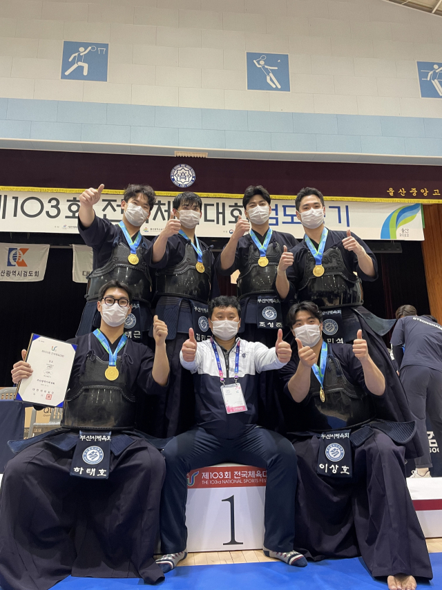 59년 만에 전국체육대회 금메달을 딴 부산 검도 남자 일반부 선수단. 부산시검도회 제공