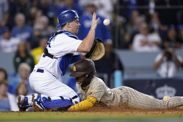 샌디에이고 파드리스의 김하성(오른쪽)이 12일(한국시간) 미국 캘리포니아주 로스앤젤레스의 다저스타디움에서 열린 2022 미국프로야구 메이저리그 내셔널리그 디비전시리즈 LA 다저스와의 1차전에서 5회초 오스틴 놀라의 좌익수 뜬공 때 홈으로 쇄도해 득점하고 있다. AP연합뉴스