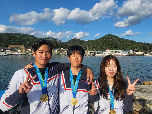 부산 양운고 소속 요트 선수인 성시유·정진욱·유지현(왼쪽부터)은 12일 울산 진하해수욕장에서 치러진 제103회 전국체육대회 요트 경기에서 나란히 금메달을 목에 걸었다. 부산 요트 선수단은 요트 종목 종합 1위를 차지했다. 부산시체육회 제공