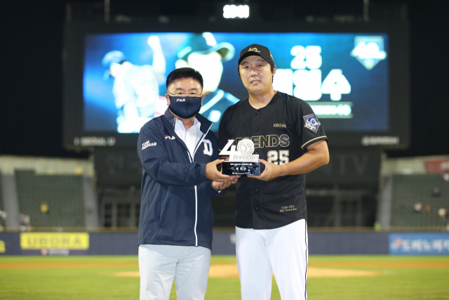 롯데 자이언츠 새 1군 투수 코치로 영입된 배영수(오른쪽) 코치. 연합뉴스