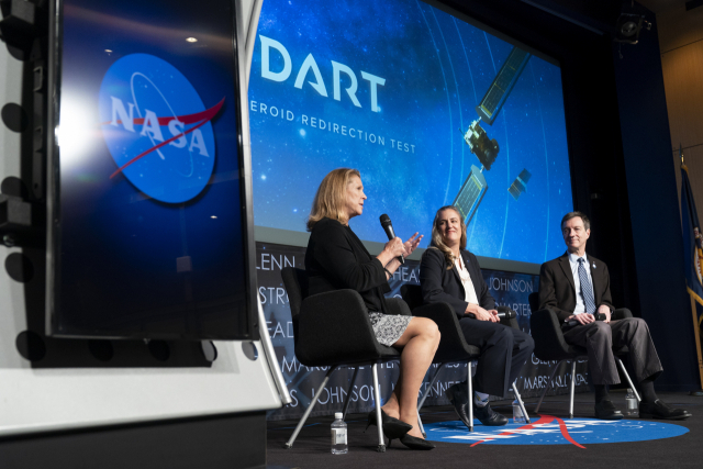 미국 항공우주국(NASA)이 11일(현지시간) 워싱턴DC 본부에서 ‘쌍소행성 궤도수정 실험’(DART) 결과를 발표하고 있다. AP연합뉴스