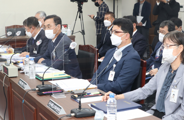 12일 부산 금정구 장전동 부산대학교에서 열린 국회 교육위원회 부산대·경상국립대 국정감사에서 차정인(오른쪽 세 번째) 부산대 총장이 답변하고 있다. 정대현 기자 jhyun@