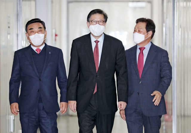 박형준(가운데) 부산시장과 김두겸(왼쪽) 울산시장, 박완수 경남도지사가 12일 오후 부산시청 26층 회의실에서 열린 부울경 메가시티 관련 간담회장으로 이동하고 있다. 강선배 기자 ksun@