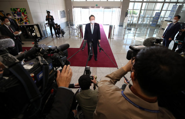 질윤석열 대통령이 13일 오전 서울 용산 대통령실 청사로 출근하며 기자들과 질의응답을 하고 있다. 연합뉴스