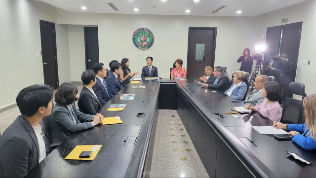 부산시의회 2030부산세계박람회 유치 홍보단이 11일(현지시간) 파나마 국회 의원회관에서 한-파 의원친선협회 소속 국회의원들과 회담하고 있다.