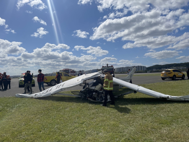 13일 오전 울산공항에 경비행기 1대가 추락해 소방당국이 사고 현장을 수습하고 있다. 울산소방본부 제공
