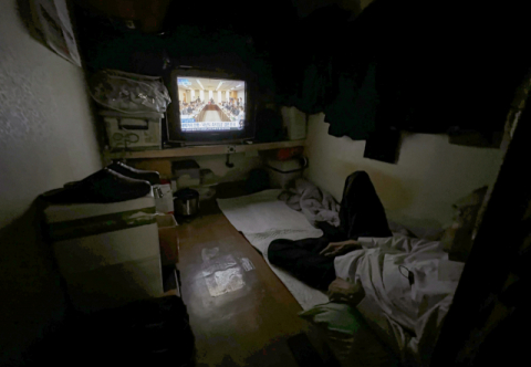 쪽방촌에서 한 어르신이 홀로 TV 뉴스를 시청하고 있다. 연합뉴스