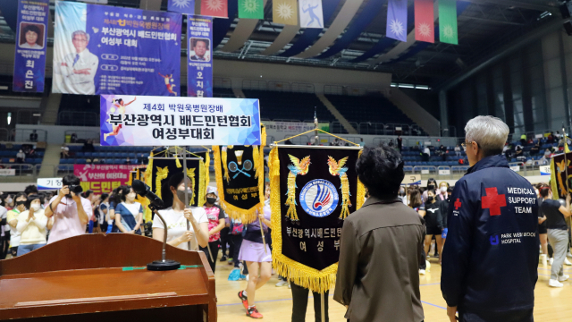 제4회 박원욱병원장배 부산광역시 배드민턴협회 여성부대회가 지난 9일 부산 강서실내체육관에서 여성 동호인 900여 명이 참가한 가운데 열렸다.