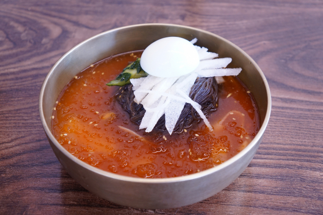 ‘함흥냉면갈비탕’의 물냉면.