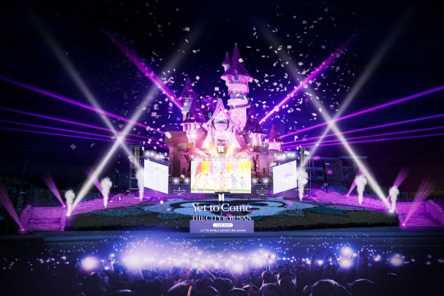 BTS 콘서트를 앞두고 부산의 호텔과 유통가는 다채로운 이벤트를 준비한다. 사진은 부산롯데월드 내 퍼플 캐슬로 변신한 로리 캐슬. 부산롯데월드 제공