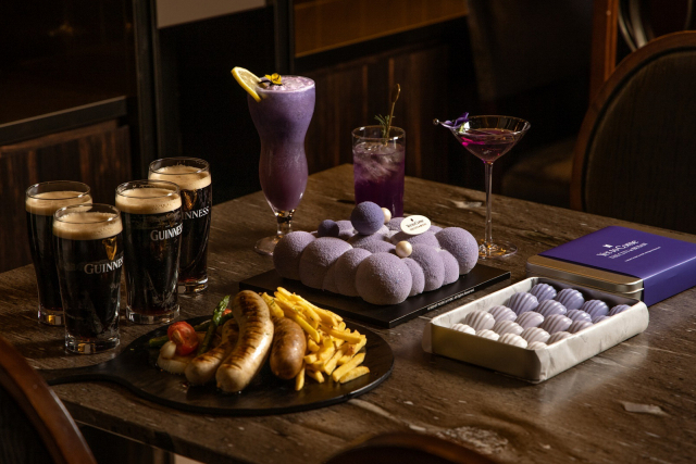 부산롯데호텔은 행사 기간 보랏빛 버블 케이크를 비롯한 테마 메뉴를 선보인다. 롯데호텔 제공