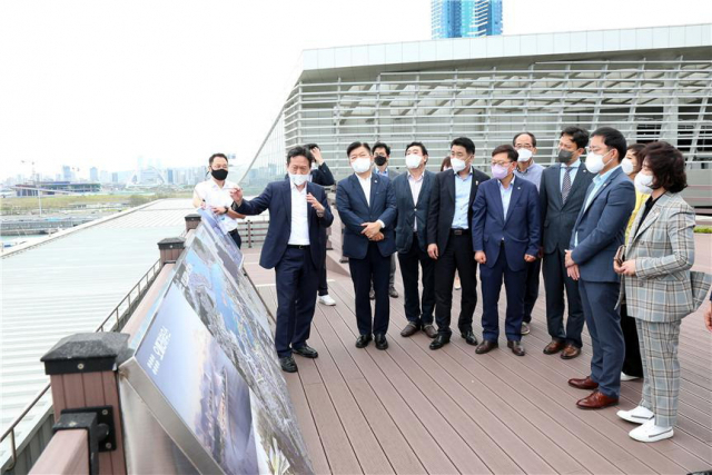 부산시의회 부산월드엑스포 유치 특위 의원들이 최근 엑스포 개최 예정지인 부산항 북항을 찾아 사업추진 현황을 점검했다. 부산시의회 제공