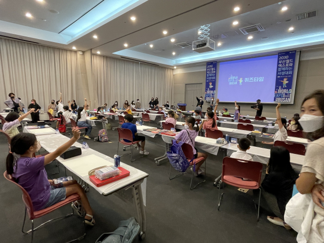 지난 1일 부산에서 열린 ‘2030 부산월드엑스포와 함께하는 사생대회’에 참가한 학생들이 그림 그리기에 앞서 퀴즈를 풀고 있다. 부산시교육청 제공