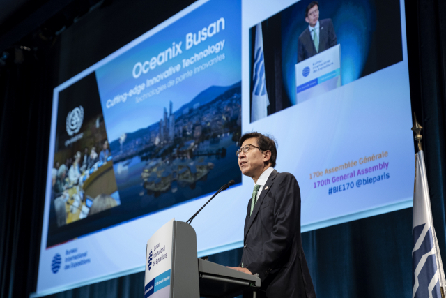 정부와 부산시는 2030부산세계박람회 유치로 국가 발전의 새 동력을 만들려고 노력하고 있다. 박형준 부산시장이 지난 6월 프랑스 파리에서 열린 국제박람회 기구 경쟁 프레젠테이션에 앞서 리허설을 갖고 있다. 부산시 제공