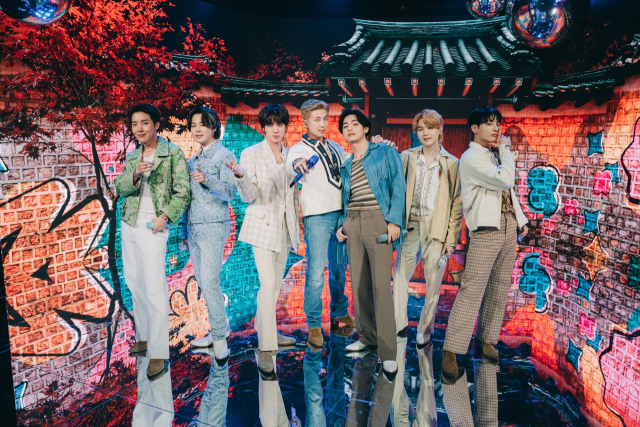 BTS가 지난해 미국 CBS 인기 토크쇼 ‘더 레이트 레이트 쇼 제임스 코든’에서 한옥을 배경으로 퍼포먼스를 펼치고 있다. 빅히트뮤직 제공