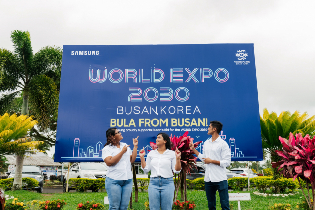 삼성전자는 수바 나우소리 국제공항 등 피지 주요 지역에서 2030 부산엑스포 유치를 응원하는 옥외광고를 선보였다. 삼성전자 제공