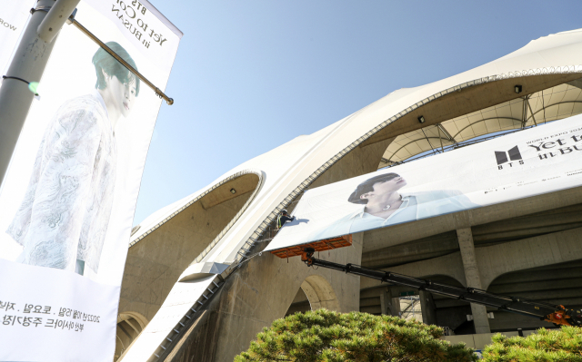 BTS ‘Yet To Come in BUSAN’을 앞두고 부산아시아드주경기장에 대형 현수막이 설치됐다.