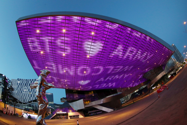 2019년 BTS와 아미의 부산 방문을 환영한 영화의전당 빅루프 보라색 경관 조명과 문구. 부산일보DB