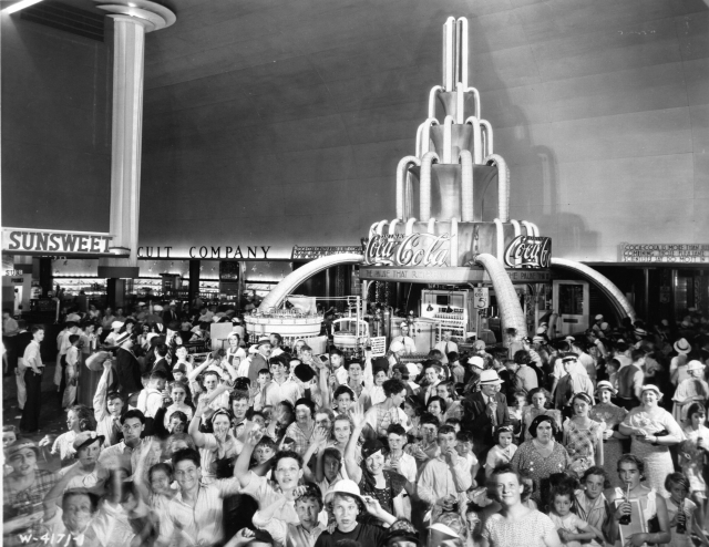 1933년 시카고 엑스포 코카콜라 행사장에 가득 찬 관람객들. 당시 월드엑스포 행사장에서는 코카콜라를 손에 들지 않은 관람객을 찾기 힘들 정도로 인기를 끌었다. 코카콜라 홈페이지