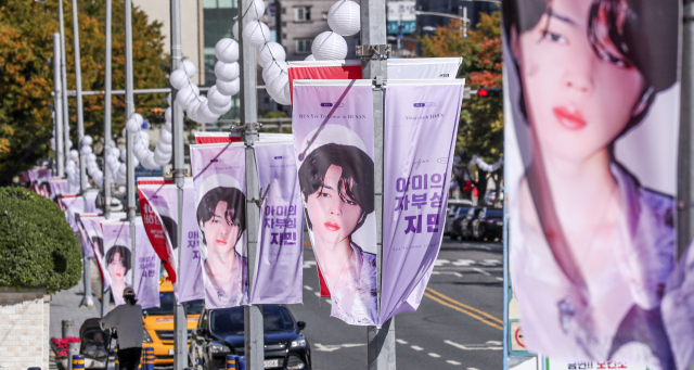 2030 부산세계박람회 유치 기원 BTS콘서트를 이틀 앞둔 13일 부산아시아드주경기장 인근 도로변에 BTS 현수막이 줄지어 내걸려 있다.