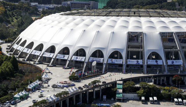 2030 부산세계박람회 유치 기원 BTS콘서트를 이틀 앞둔 13일 부산아시아드주경기장이 공연준비로 분주한 모습이다.