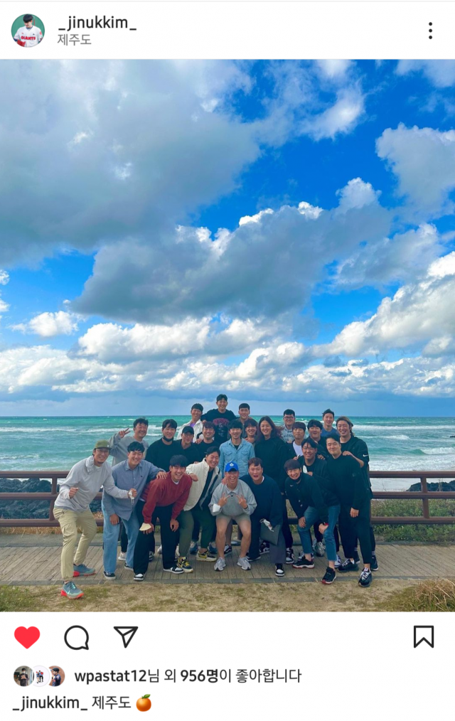 롯데 자이언츠 투수 김진욱은 최근 롯데 투수조와 포수조 선수들이 제주도로 여행간 사진을 자신의 SNS에 올렸다. 김진욱 인스타그램 캡처