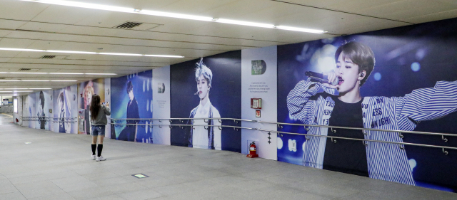 2030월드엑스포의 부산 유치를 기원하는 ‘방탄소년단(BTS)’의 15일 콘서트가 카운트다운에 들어갔다. 11일 부산 연제구 도시철도 3호선 종합운동장역 출입구에 BTS 멤버인 지민의 생일을 축하하는 랩핑광고가 설치돼 눈길을 끌고 있다. 김종진 기자 kjj1761@