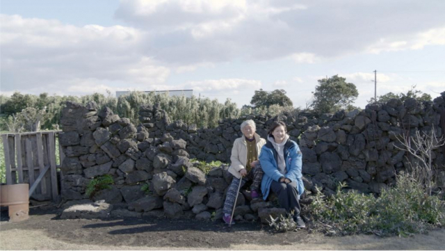 현순직 해녀(왼쪽)와 채지애 해녀(오른쪽)이 담긴 다큐멘터리 ‘물꽃의 전설’ 스틸 컷. 부산국제영화제(BIFF) 홈페이지