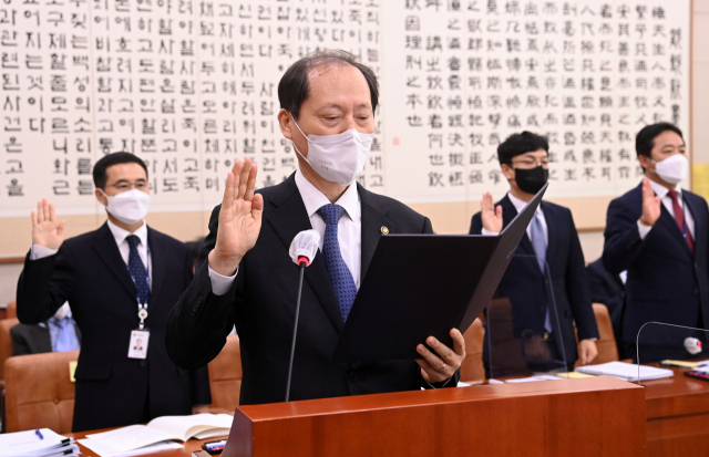 이완규 법제처장이 13일 국회 법제사법위원회에서 열린 법제처에 대한 국정감사에서 선서하고 있다. 김종호 기자 kimjh@