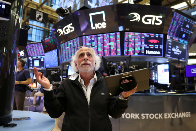 13일(현지시간) 미국 뉴욕증권거래소(NYSE) 입회장에서 한 트레이더가 업무를 보고 있다. 이날 뉴욕 증시는 미국의 인플레이션이 예상보다 장기화할 것이란 공포 속에 추락하며 일주일 치 상승분을 고스란히 반납했다. 연합뉴스