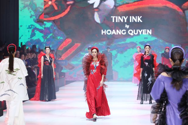 사진은 2019년 부산 벡스코 오디토리움에서 열린 한-아세안 특별 정상회의 특별 패션쇼 '한-아세안 패션위크' 행사에서 베트남 디자이너가 제작한 의상을 입은 모델들이 런웨이를 걷고 있다. 부산일보DB
