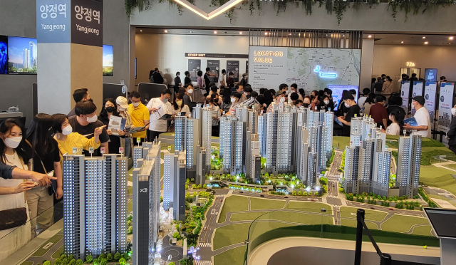 부동산 경기 하락기에도 부산 연제구 ‘양정자이더샵SKVIEW’가 높은 청약 경쟁률을 기록했다. 양정자이더샵SKVIEW 견본주택 모습. 부산일보DB